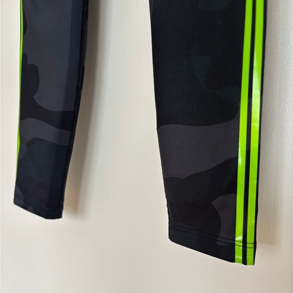 NOLI Camo Legging w/Green Stripe Detailing, Size S, Like New Condition - Picture 3 of 9